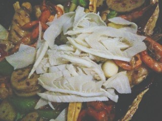 16、麻辣香锅,最后放入腐竹，牛百叶，蒜