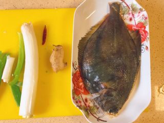 1、蒸系列★清蒸鲽鱼「经典粤式蒸法」,开始吧。准备食材啦!我来喊你一起玩鱼。要不要?