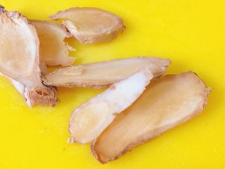 2、蒸系列★清蒸鲽鱼「经典粤式蒸法」,我们把一大块姜切片