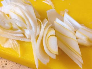 3、蒸系列★清蒸鲽鱼「经典粤式蒸法」,一部分葱,切段。大概40g