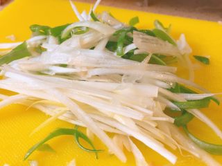 4、蒸系列★清蒸鲽鱼「经典粤式蒸法」,剩下的20g葱,切葱丝,备用。