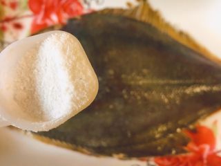 5、蒸系列★清蒸鲽鱼「经典粤式蒸法」,首先我们把鱼清洗干净,海盐腌制一下鱼身。