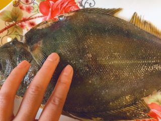 6、蒸系列★清蒸鲽鱼「经典粤式蒸法」,用手把6g左右的海盐,均匀涂抹于鱼身。包上保鲜膜,放冰箱冷藏20分钟。