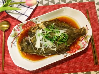 19、蒸系列★清蒸鲽鱼「经典粤式蒸法」,可以上桌了!哇塞!这颜色!这味道!没谁了!鲽鱼鱼刺少,味道腥味少,鲜美无比。