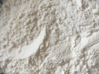 1、冰皮月饼 简单的制作方法,冰皮预拌粉（熟粉）拿出40克左右留着备用，其余慢慢加牛奶搅拌，稍成型就不要加奶了，加入白油，试拌成团。