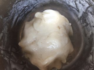 2、冰皮月饼 简单的制作方法,放入塑料袋把粉团揉揉，放冰箱冷藏30分钟