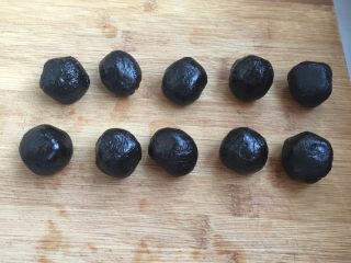 3、冰皮月饼 简单的制作方法,粉团冷却同时，可以把馅料分成30克，备好10个馅