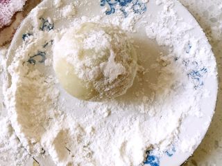 5、冰皮月饼 简单的制作方法,粘上预留的粉，再入模