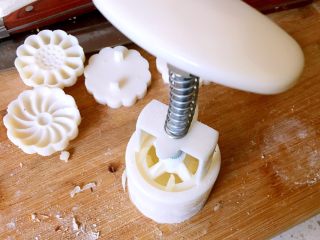 6、冰皮月饼 简单的制作方法,放入50克模具按压