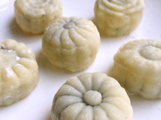 7、冰皮月饼 简单的制作方法,脱模底下粘点粉，放入嘴巴，放入盘子，或冷藏几小时吃随意
