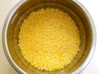 1、绿豆糕,把脱皮绿豆清洗一下，浸泡一个晚上，中间换2-3次水，如果天气热建议放冰箱冷藏。