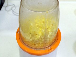 4、绿豆糕,把蒸好的绿豆加入搅拌杯内，加适量的水。