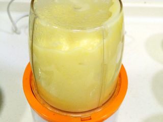 5、绿豆糕,启动搅拌机搅打功能，把绿豆打成均匀细腻的绿豆泥即可。