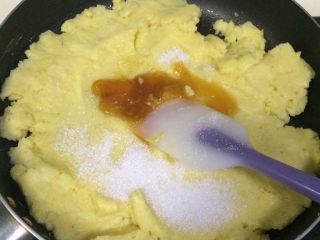 9、绿豆糕,再加入细砂糖、麦芽糖和蜂蜜翻炒。