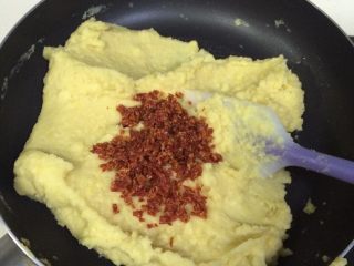 10、绿豆糕,加入切碎的圣女果干。