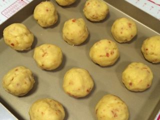 12、绿豆糕,把绿豆泥分成等份搓成圆形状，每个约50克。