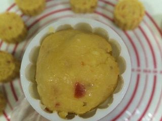 13、绿豆糕,取一份绿豆圆团放入月饼模具中。