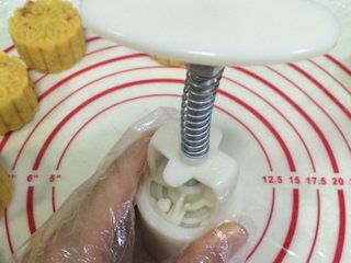 14、绿豆糕,按下月饼模具，压制出绿豆糕的形状。