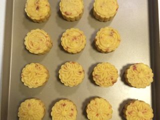 15、绿豆糕,炒制的时候被我偷吃了些许，如果没有吃掉，还会多一个出来吧。这里的绿豆糕每个约50克的，大家做多大的可随意哦，无需一定按我这个份量。