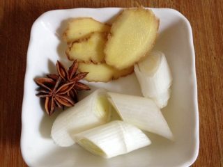 1、蔬菜小火锅,如图把葱切段，姜切片，准备两个八角香料