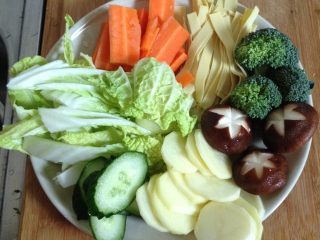 2、蔬菜小火锅,如图把各种蔬菜准备好