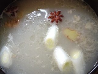 3、蔬菜小火锅,把筒骨汤装入砂锅中，放入姜片、葱段、八角、盐、鸡精、白胡椒粉煮开后，用小火煮10分钟