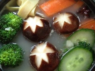 4、蔬菜小火锅,把蔬菜都放下锅里煮断生即可