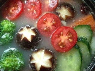 5、蔬菜小火锅,关火时放入小番茄即可