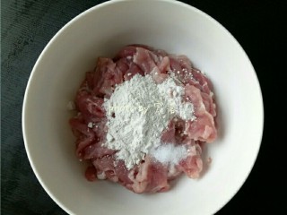 2、水煮肉片,猪瘦肉里调入适量淀粉,盐,搅拌均匀后,腌制片刻;