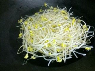 5、水煮肉片,放入豆芽略煮;时间大概半分钟;