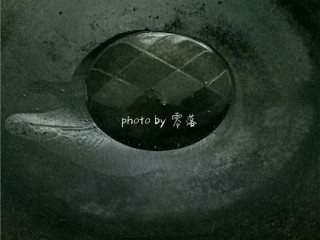 7、水煮肉片,炒锅烧热,倒入适量植物油,再次烧热;