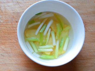 1、温州+正宗温州鱼饼,先将姜切片、葱白切小段，放少许温开水泡上备用。