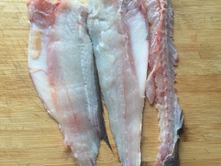 3、温州+正宗温州鱼饼,从鱼的脊背部入刀，剔除鱼头、鱼骨。
