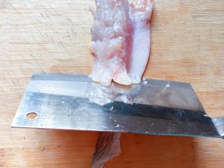 4、温州+正宗温州鱼饼,用刀刮出纯鱼肉，去除鱼皮不要。 