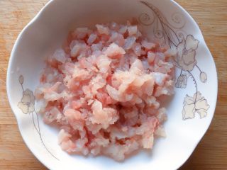 5、温州+正宗温州鱼饼,刮出来的纯鱼肉。（用手捏捏鱼肉，检查一下是否有鱼刺）