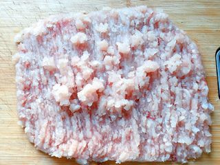 6、温州+正宗温州鱼饼,将鱼肉剁成鱼茸，剁到鱼泥起筋，有黏性。