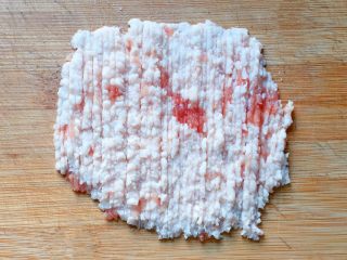 7、温州+正宗温州鱼饼,五花肉洗净，沥干水分，剁成肉末。