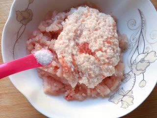 8、温州+正宗温州鱼饼,然后将剁好的鱼茸和肉末一起放入大碗中，加入适量盐、五香粉、料酒、葱姜汁、白糖和蛋清。