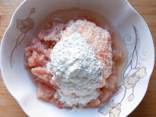 9、温州+正宗温州鱼饼,再加入适量淀粉。