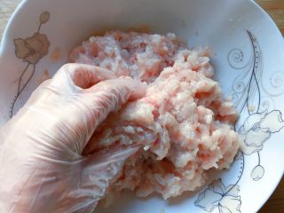 10、温州+正宗温州鱼饼,将所有食材用手抓匀，反复抓捏10分钟左右，至有粘手韧劲为止。