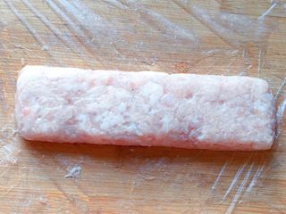 12、温州+正宗温州鱼饼,然后两手掌沾点水，将鱼肉泥做成长条状的鱼饼。