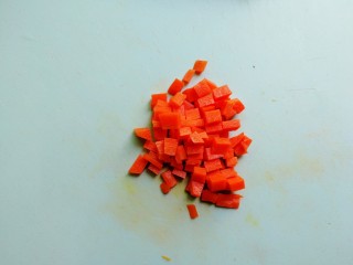 1、菠萝炒饭,红萝卜切丁