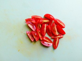 3、菠萝炒饭,小番茄切小块