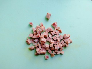 4、菠萝炒饭,热狗切丁