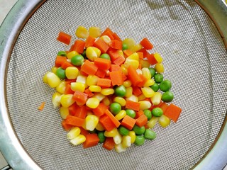 10、菠萝炒饭,这时，豆子玉米都煮好了，捞起来滤干水分