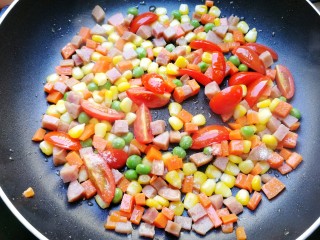 13、菠萝炒饭,这时加少许盐调味