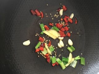 3、麻辣水煮鱼片,锅烧热放适量食用油、葱姜蒜干辣椒下锅爆香炒出辣味