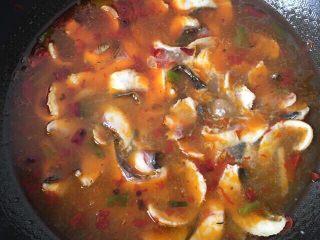 6、麻辣水煮鱼片,鱼片一起下锅用筷子轻轻动一下，就不粘一起了，这个自己随意（小火煮至鱼片变色即可，鱼片很嫩而且不易碎）