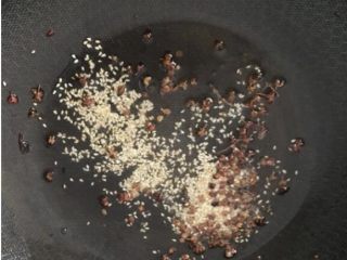 8、麻辣水煮鱼片,另起锅放适量的油烧热麻椒翻炒之后加点芝麻爆香即可关火