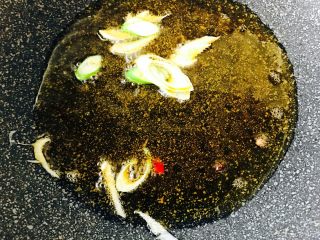 5、麻辣烫,另起锅，倒入炸好的油、比平常炒菜的油略多一些哟、把葱花姜丝爆香